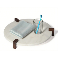 Plateau de service rond en marbre VOLAKAS avec support en rotin, design moderne et luxueux, personnalisable avec logo, pour salon et salle de bain