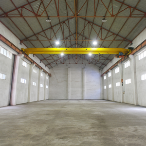 Pont roulant monopoutre pour la levée et l'entretien des équipements d'usine de moulage, ainsi que pour les travaux de manutention et de service quotidiens - Product Image 1