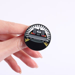 クールなタイムトラベルマシン OUTATIME 車のエナメルピン SF アドベンチャー映画スタイルのブローチ バックパックジュエリー卸売 - Product Image 4