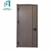 Porte en bois massif à peinture lisse, revêtement uniforme pour la décoration intérieure des maisons modernes