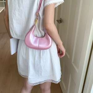 Sac à main en cuir PU brillant avec poignée supérieure et sangle bandoulière Design minimaliste - Product Image 4