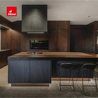 Armoires de cuisine sur mesure haut de gamme Allandgroup, style bois massif noyer noir, éclairage LED à capteur avec armoires en verre et îlot