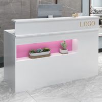 Table de réception moderne blanche de grande qualité pour salon de beauté Salon de coiffure Salon de coiffure en bois avec clous personnalisée Table frontale de spa