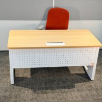 Châssis de table de formation éducative polyvalente équipé d'un canal de câblage et d'un panneau de confidentialité pour les bureaux des salles informatiques des étudiants