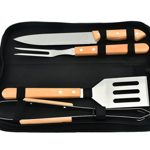 Set di 4 Utensili per Barbecue in Metallo, Portatile per Campeggio, con Finitura Cromata <span class=keywords><strong>e</strong></span> Borsa in Tessuto Oxford Resistente al Calore - Product Image 1