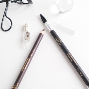 Lápiz de cejas 701 Dark Brown, resistente al agua y sin químicos, que ofrece una definición precisa y natural en un tono marrón intenso. - Product Image 2