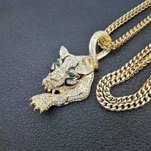 Collier pour homme en alliage plaqué or avec pendentif guépard en strass - Style sportif, idéal comme cadeau - Product Image 4