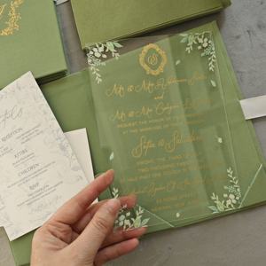 Invitación de Boda de Lujo Elegante en Verde Salvia con Monograma Dorado en Relieve, Sobre de Terciopelo, Acrílico, con Tarjetas de RSVP Detalladas - Product Image 3