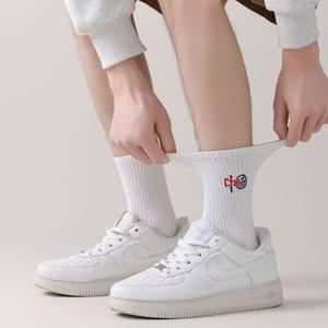 Chaussettes de sport pour hommes et femmes en coton peigné brodé Chaussettes de badminton Style national Feux d'artifice Design Noir Blanc - Product Image 5