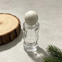 Flacon de parfum en verre unique de 30 ml et 50 ml, design courbé, avec bouchon à bille et impression de logo pour l'emballage de cosmétiques et de parfums