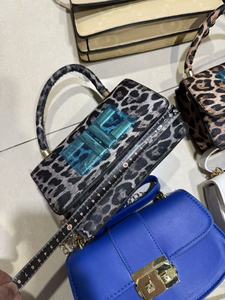 Sacs pour femmes en gros de seconde main, sacs à bandoulière pour femmes tendance, vente chaude, tailles mixtes, sacs pour femmes - Product Image 2