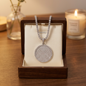 Colgante de lujo estilo hip hop para fiestas y eventos, con incrustaciones de moissanita y diamantes, de plata 925, forma redonda, llamativo y brillante. - Product Image 3