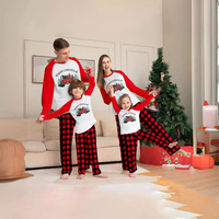 Nouvelle collection : Vêtements d'intérieur en polyester et terylène, style européen et américain, pour l'automne, avec imprimé sapin de Noël et voiture rouge, et patchwork à carreaux rouges et noirs.