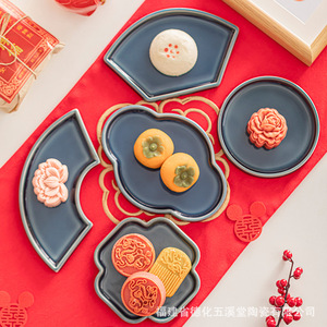 Plato de porcelana de forma irregular de la cerámica Wuxitang de Dehua, Fujian, para servir postres en bodas. - Product Image 2
