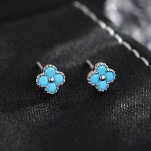 Pendientes Pequeños Minimalistas de Plata de Ley 925 con Trébol de Cuatro Hojas y Circonita Cúbica, Regalo de Joyería para Mujer - Product Image 4