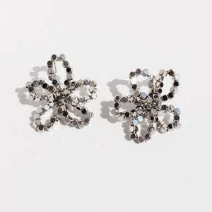 แฟชั่น2025ใหม่ต่างหูสตั๊ดรูปโบว์สแตนเลสต่างหูเม็ดกลมสีทอง18K สำหรับผู้หญิงขายส่ง - Product Image 3