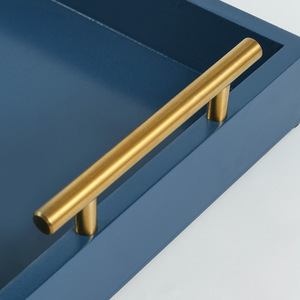 Bandeja Jule de varias longitudes, azul real y blanca, de MDF con asas metálicas, para servir café, té, uso en hoteles. - Product Image 3