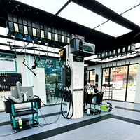 Station de travail complète pour l'esthétique automobile, cabine de lavage de voitures pour garage, espace de travail pour le detailing automobile avec enrouleur de tuyau d'air et grille de drainage au sol