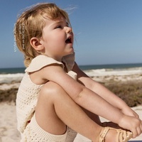 Ensemble d'été doux pour filles : Gilet et short en tricot ajouré brodé floral, avec t-shirt sans manches mignon pour enfants
