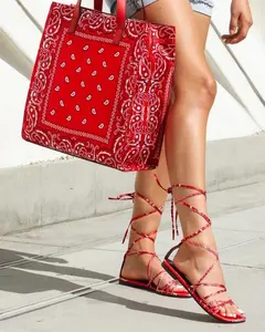 2022 फैशन महिलाओं फ्लैट पैस्ले सैंडल टखने का पट्टा घुटने उच्च फ्लैट स्लाइड Bandana बैग सेट सेक्सी काले, लाल Bandana पर्स जूते
