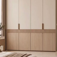 Dressing contemporain sur mesure, armoire en bois du sol au plafond avec détails à lattes pour chambre à coucher