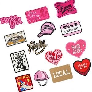 Patch brodé thermocollant rose avec motif Fille et Cheval et Mots Locaux pour la décoration de chapeaux et de sweats à capuche - Product Image 1