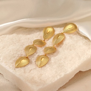 Bijoux de mode tendance unisexe, boucles d'oreilles pendantes en acier inoxydable plaqué or 18 carats en forme de cœur - Product Image 2