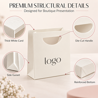 Sacs shopping en papier à poignée découpée avec logo personnalisé pour kits de nail art, ensembles de manucure, magasins de beauté et vente au détail pour salons de manucure