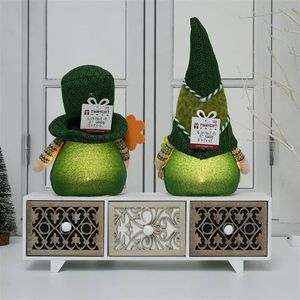 Juego de 2 Gnomos de Peluche con Trébol Verde y Luces Cálidas para Regalo del Día de San Patricio - Product Image 6