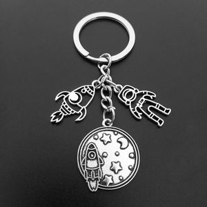 Échappez de la <span class=keywords><strong>Terre</strong></span> ! Porte-clés en métal mignon en forme de soucoupe volante, d'astronaute, de fusée, de planète, d'homme spatial, d'univers, d'étoiles, pour les amateurs d'astrophysique - Product Image 5