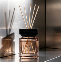 Bouteille diffuseur en verre ambré carré avec bouchon en bois noir, récipient vide pour diffuseur, flacon de parfum d'ambiance, logo personnalisé
