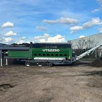 Crible mobile à tambour pour terreau mort/compost/déchets de construction et déchets de démolition |   Moteur d'engin de criblage automoteur UTS2255 |   Conteneur de la marque Upsen
