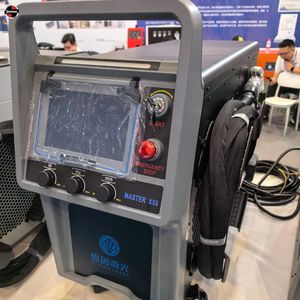 เครื่องเชื่อมไฟเบอร์เลเซอร์แบบมือถือ Strion Laser Master X50 สำหรับงานเชื่อมโลหะในอุตสาหกรรมการบิน ยานยนต์ และการแพทย์ - Product Image 1