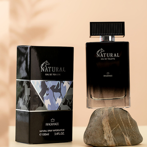 Un <span class=keywords><strong>uomo</strong></span> mostra il nuovo <span class=keywords><strong>profumo</strong></span> da <span class=keywords><strong>uomo</strong></span> Sexy e alla moda - Product Image 4