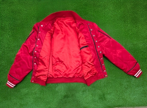 Blouson universitaire matelassé en satin rouge pour homme Storm Fit, coupe-vent, sportif, col rabattable, manches classiques, logo uni sur le devant - Product Image 2