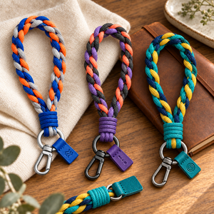 Porte-clés personnalisés en nylon tressé avec étiquette en cuir et mousqueton OEM ODM - Product Image 1