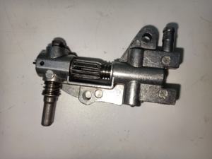 مضخة زيت منشار سلسلي معدنية من UM مع مجموعة تروس حلزونية لمنشار سلسلي 4500 5200 5800 45CC 52CC طويلة العمر - Product Image 2