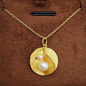 เครื่องประดับ UM เงินแท้ 925 ชุบทอง สร้อยคอจี้มินิมอล มุกน้ำจืดธรรมชาติ ประดับเพทายสีแดง ของขวัญแต่งงานสำหรับทุกเพศ NGTC - Product Image 3