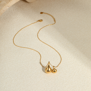 El collar de acero inoxidable con colgante de gota de agua es un accesorio ligero, lujoso y versátil con un diseño que no se decolora. - Product Image 3