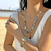 Collier étoile de mer pour femme, accessoire de mode féminin au design unique, au style affirmé et sophistiqué, idéal pour les occasions spéciales.