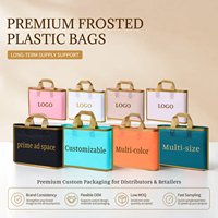 Sac fourre-tout en plastique PE givré avec bordure dorée, logo personnalisé, réutilisable, imperméable, pour boutique de vêtements, vente au détail, OEM, ODM