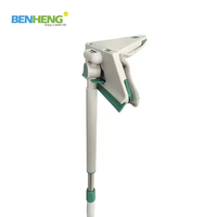 Nouvelle serpillière manuelle en acier pour murs avec manche télescopique, essoreuse intégrée, base triangulaire, grattoir pour plinthes et raclette de nettoyage de plafond