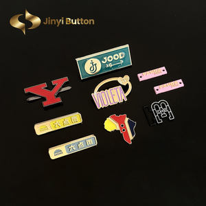 Étiquette Métallique Personnalisée Jinyi Factory, Logo Lettres Dorées, Plaque Nominale, pour Chapeaux, Chaussures, Sacs, Vêtements, Gravée et Estampée - Product Image 3