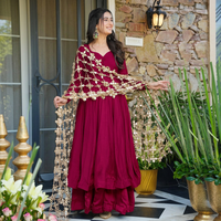 Robe longue élégante bordeaux avec broderie perlée, col en V, manches longues, coupe trapèze ample, pour soirée, en satin pour femme