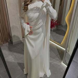 S0637Y 2026 Nuovo Abito da Sera da Donna in Stile Europeo e Americano, <span class=keywords><strong>Bianco</strong></span>, a <span class=keywords><strong>Maniche</strong></span> <span class=keywords><strong>Lunghe</strong></span>, con Collo Alto, Plissettato e Irregolare, Vestibilità Slim - Product Image 3