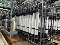 Système d'ultrafiltration industriel 15 TPH avec pompe, membrane UF à fibres creuses en PVDF, équipement de traitement de l'eau contrôlé par PLC pour rivière