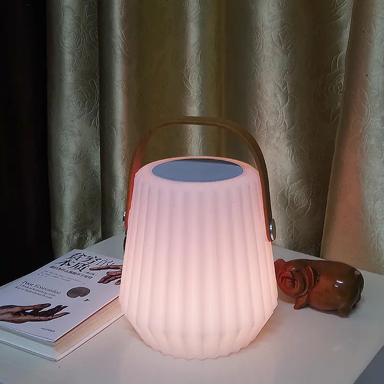 छोटे आकार घर प्रकाश स्मार्ट संगीत प्लेयर पोर्टेबल लालटेन के साथ प्लास्टिक प्रकाश वक्ता का नेतृत्व किया
