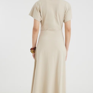 Robe midi vintage 100 % coton à motif floral, col halter, drapé latéral, beige, manches courtes, pour les journées printanières et estivales, en crêpe naturel, ODM - Product Image 3