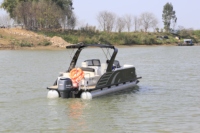 Ponton à coque de style bateau Jon de 27 pieds avec moteur hors-bord pour la pêche et le divertissement Design élégant de yacht