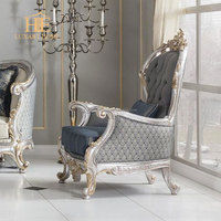 Fauteuil en tissu velours bleu de style classique de luxe pour salon, design vintage fantaisie, chaise en bois vintage italienne